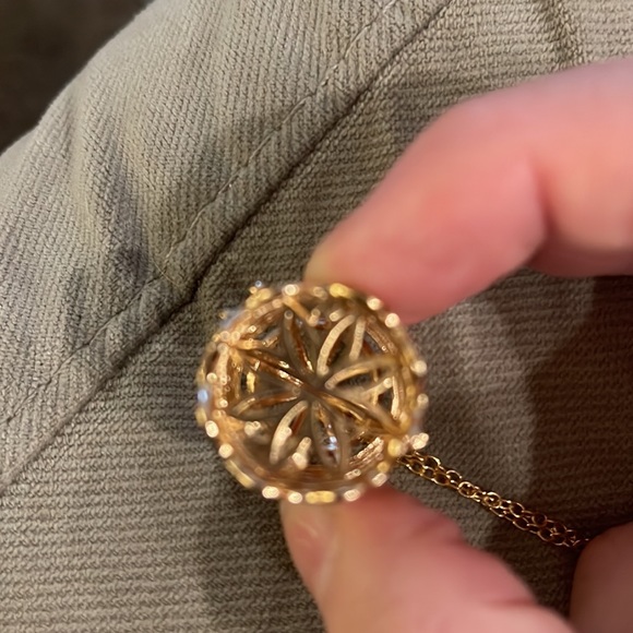 BIRD CAGE DIFFUSER LOCKET NECKLACE - NWOT - 3 Random Color Pom Poms - Picture 8 of 9